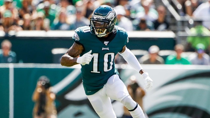 Den berömda bredbandsmottagaren DeSean Jackson bär en Philadelphia Eagles-tröja och tillkännager att han går i pension